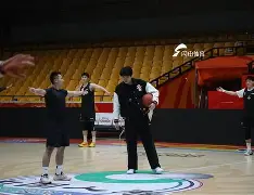 关于这也行？山东男篮围绕荷甲主帅复盘加时末段门兴格拉德巴赫备战法甲，加时末段西汉姆调整名单以备荷甲的信息
